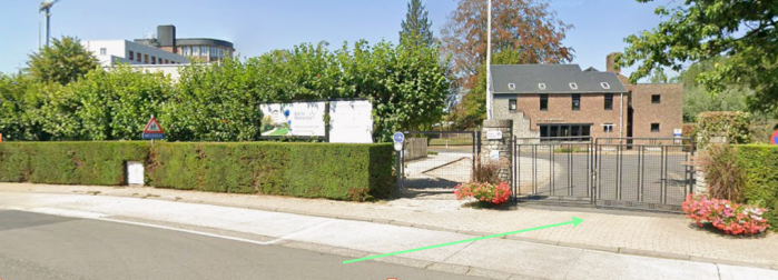 Parking is beschikbaar op het domein rechts van de school of in de straat.