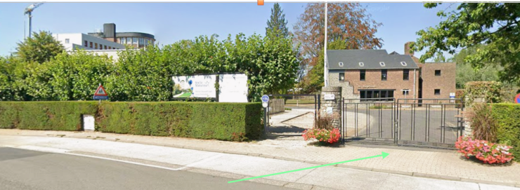 Parking is beschikbaar op het domein rechts van de school of in de straat.